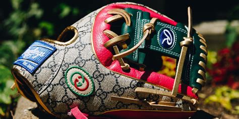 Francisco Lindor sports new Gucci glove 